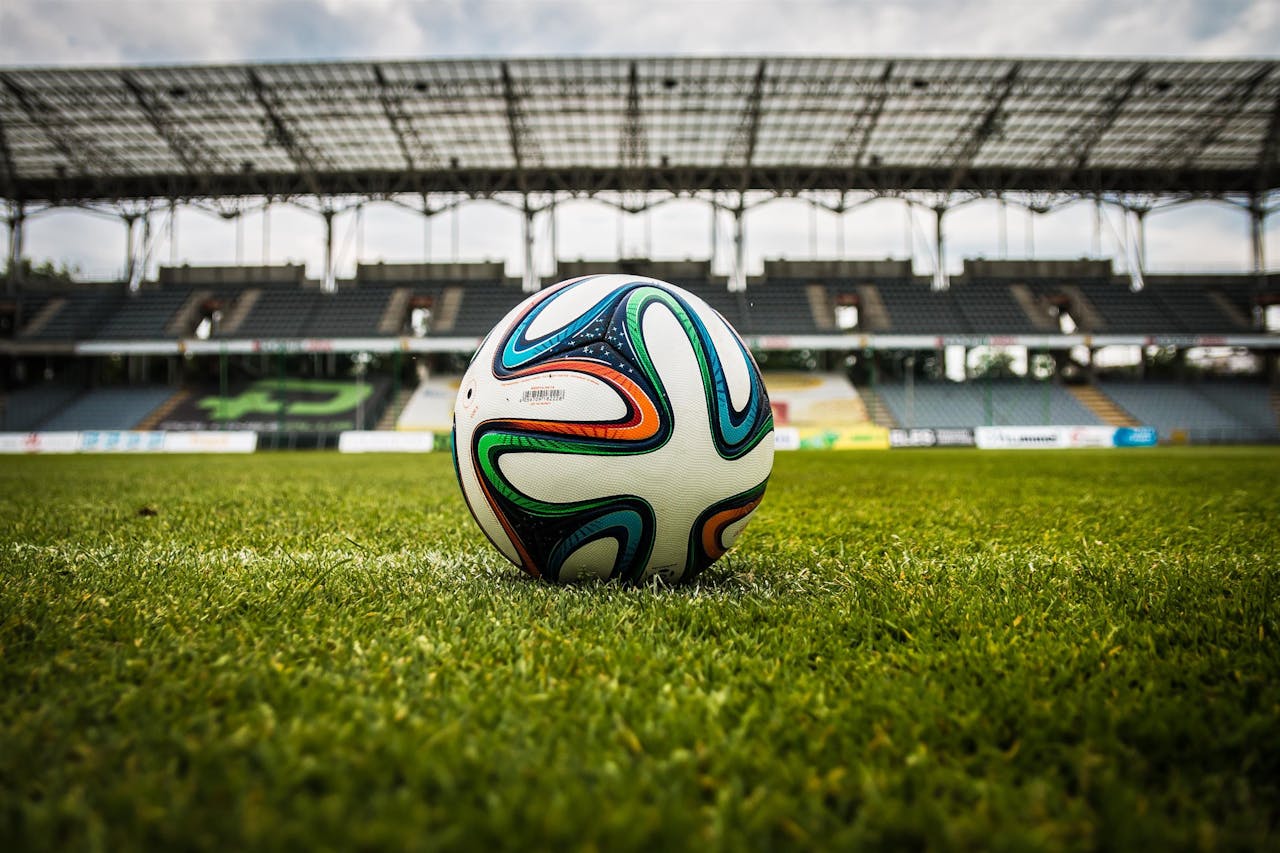 Milan van Dongen: Presentator en Sportliefhebber Op TV
