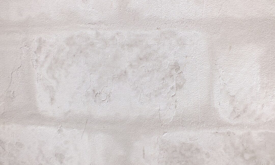 Stucwerk schuren voor een glad resultaat