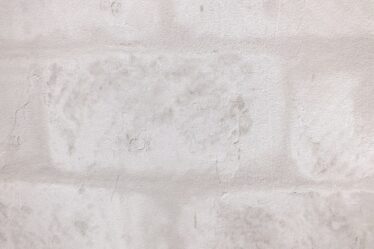 Stucwerk schuren voor een glad resultaat