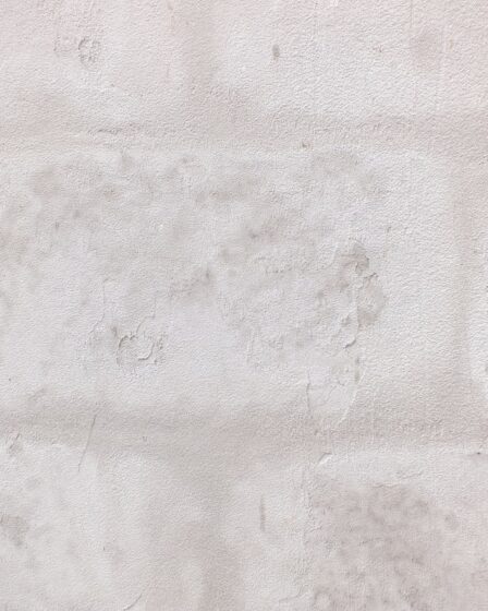 Stucwerk schuren voor een glad resultaat