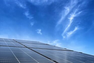 Zonnepanelen op plat dak: alles wat je moet weten voor een succesvolle installatie