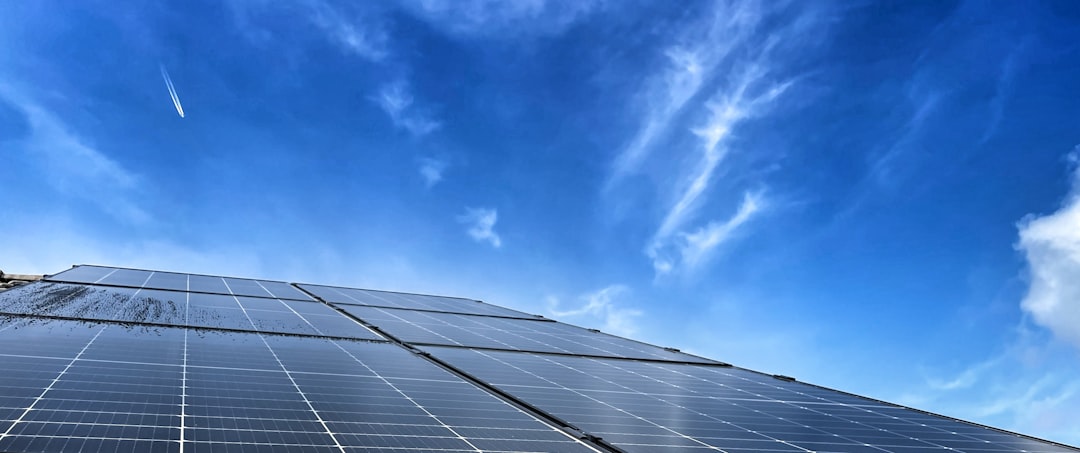 Zonnepanelen op plat dak: alles wat je moet weten voor een succesvolle installatie