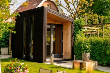 Praktisch bouwen en gebruiken van een tuinkantoor in de tuin