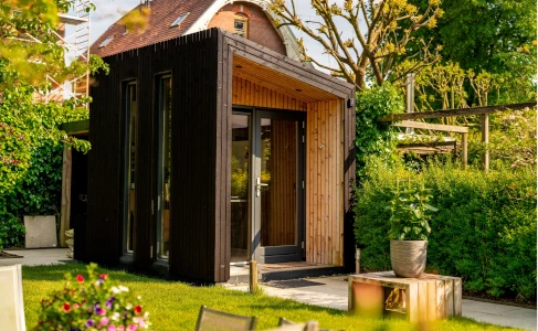 Praktisch bouwen en gebruiken van een tuinkantoor in de tuin