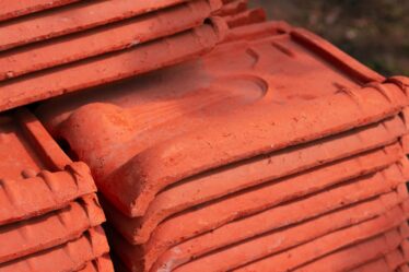 Hoe lang gaan dakpannen mee? Praktische tips voor een stevig dak