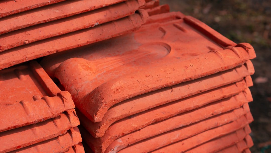 Hoe lang gaan dakpannen mee? Praktische tips voor een stevig dak