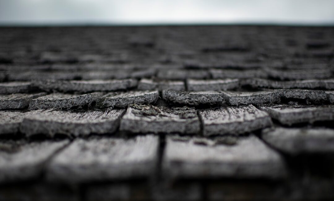 Wanneer is het tijd om dakpannen te vervangen? Ontdek de beste klustips voor een veilig dak